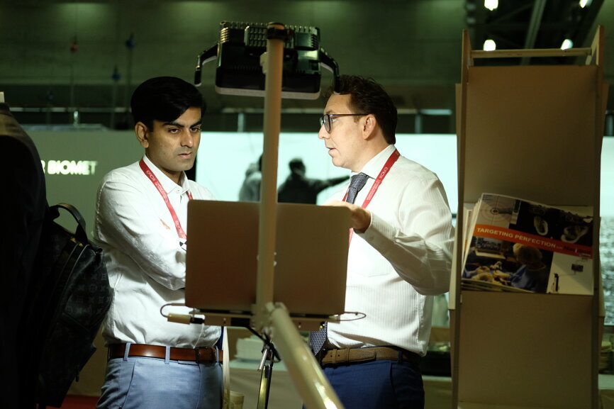 Tom Tilmans, European Marketing Manager of ClaroNav (on the right) in discussion. (Photograph: Timo Krause, OEMUS MEDIA)