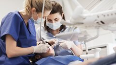 Jonge vrouwelijke tandartsen geven het beroep een nieuw gezicht