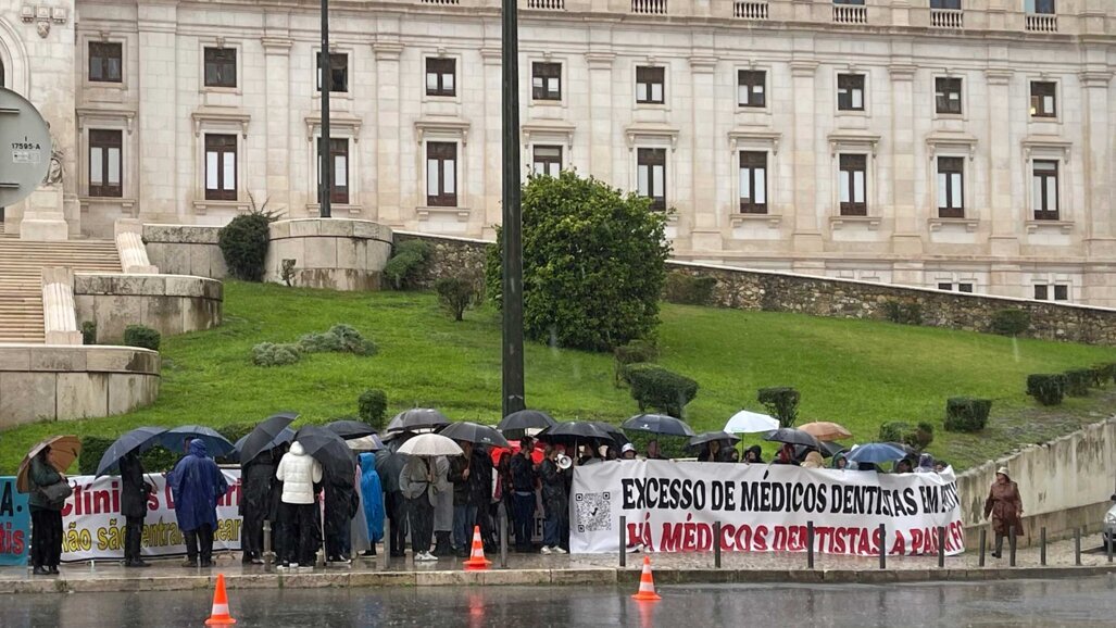 Médicos dentistas em protesto frente ao parlamento