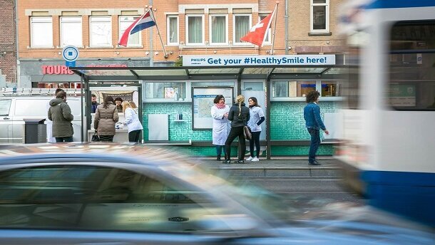 Pop-up-badkamers en poetsende kinderen op World Oral Health Day