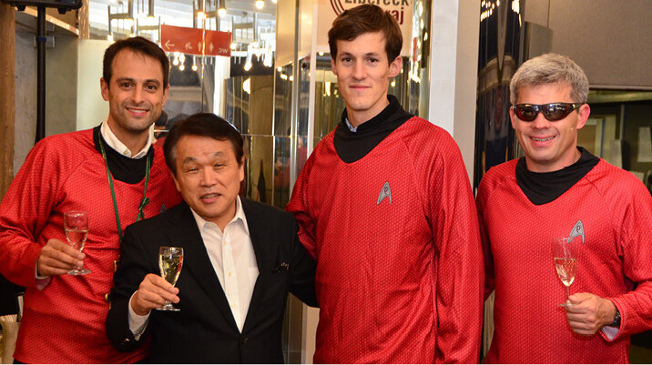 Společenský večer kongresu v hotelu Ještěd na téma „budoucnost“. Na fotografii členové organizačního výboru s prof. Sugawarou