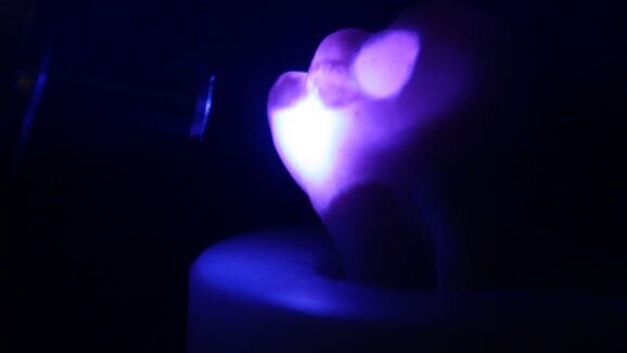 Inženýři vyvinuli modře světélkující kompozitum