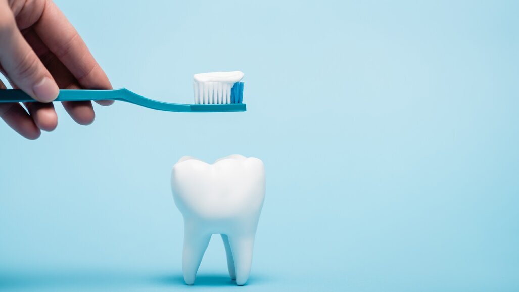 Valutazione in vitro di una nuova formulazione di dentifricio per la prevenzione e la rimozione delle macchie causate dall'uso di antisettici