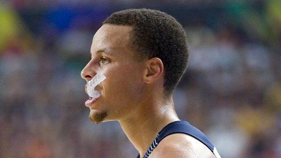 Protetor bucal Stephen Curry é vendido por cerca de US$3,000