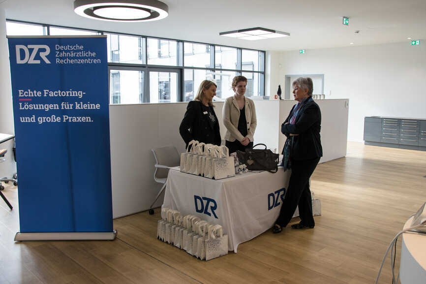 Die Deutschen Zahnärztlichen Rechenzentren (DZR) bieten echte Factoring-Lösungen für kleine und große Praxen.