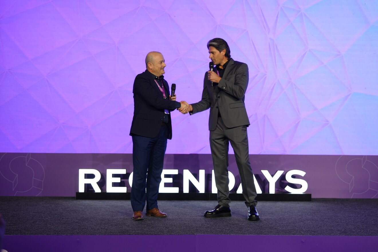 Arhip Pogurski (dreapta), Fondator și CEO GURSK, anunță parteneriatul strategic cu A-dec pe scena RegenDays 2025. 