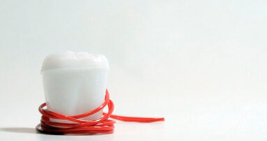 Il filo interdentale sotto i riflettori