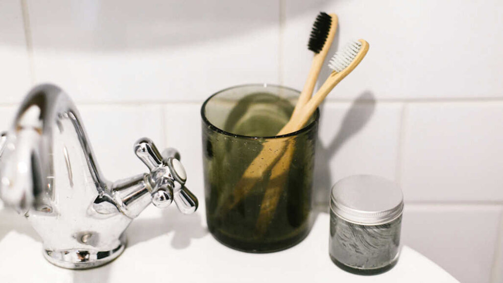 Snižování použití plastů u zubních past s nulovým odpadem