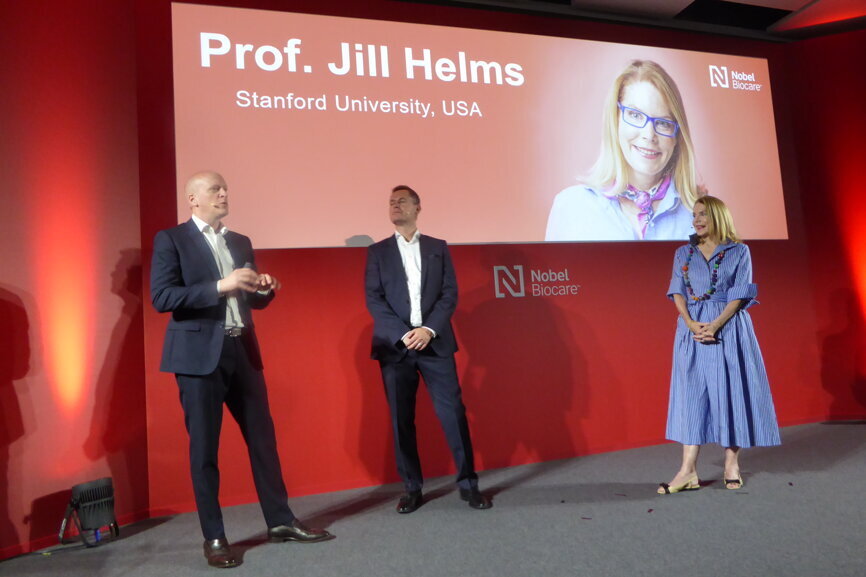 Stefan Holst, Vicepresidente Global de Investigación, Productos y Marketing; Henrik Petersson, Vicepresidente de Sistema de Implantes, ambos de Nobel Biocare, con la Dra. Jill A. Helms, profesora en investigadora en el Departamento de Cirugía de Stanford University.