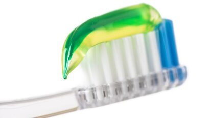 Tandpasta zonder schuim net zo effectief