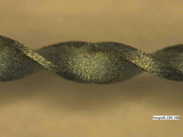 Povrch HyFlex EDM pod mikroskopem.