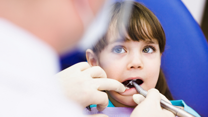 Изследване открива ключовата роля на денталните лекари в защитата на децата