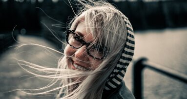 Les produits de blanchiment des dents peuvent nuire à la couche dentaire riche en protéines