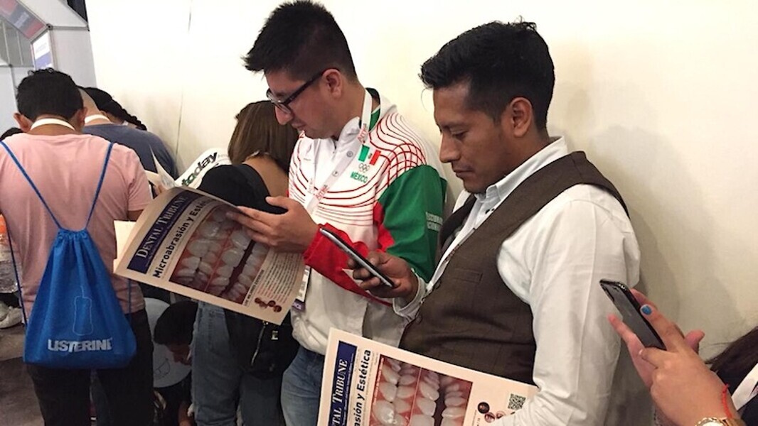 Odontólogos, técnicos dentales, estudiantes y personas de todas las edades recibieron ejemplares de Dental Tribune y de AMIC Today, el periódico de ferias de la editorial. Incluso niños y hasta un osito de peluche, como se aprecia en las fotos, se divirtieron y aprendieron leyendo la publicación más leída en América Latina. (Fotos: Michelle Arias)
