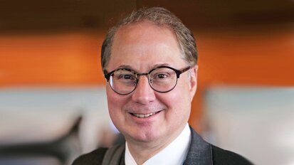 Clark M. Stanford es elegido como presidente de AO