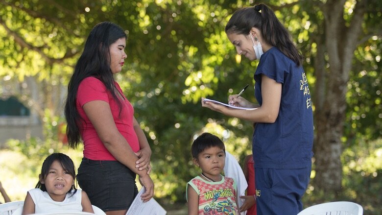 Figura 2. Registro de pacientes en la improvisada sala de espera en la selva brasileña.