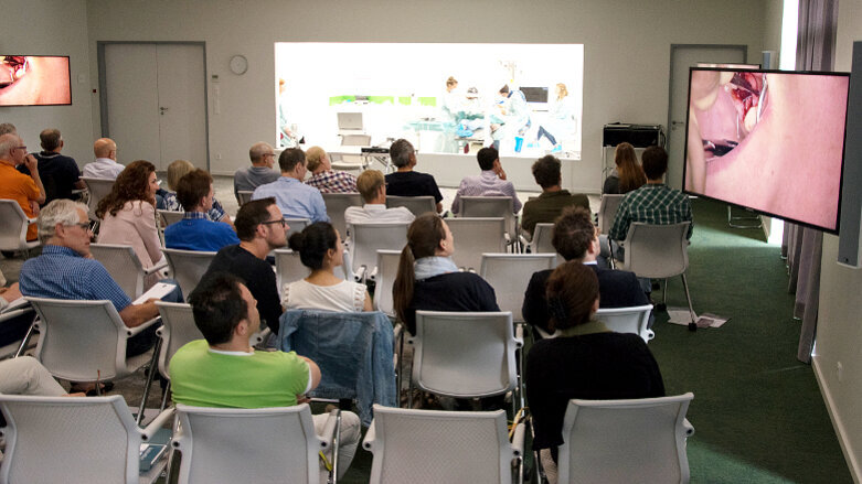 Chirurgietag bei van der Ven: Top-Oralchirurgen demonstrieren minimalinvasiven Knochenaufbau