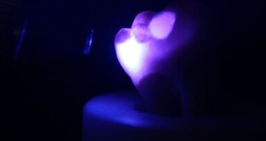 Inženýři vyvinuli modře světélkující kompozitum