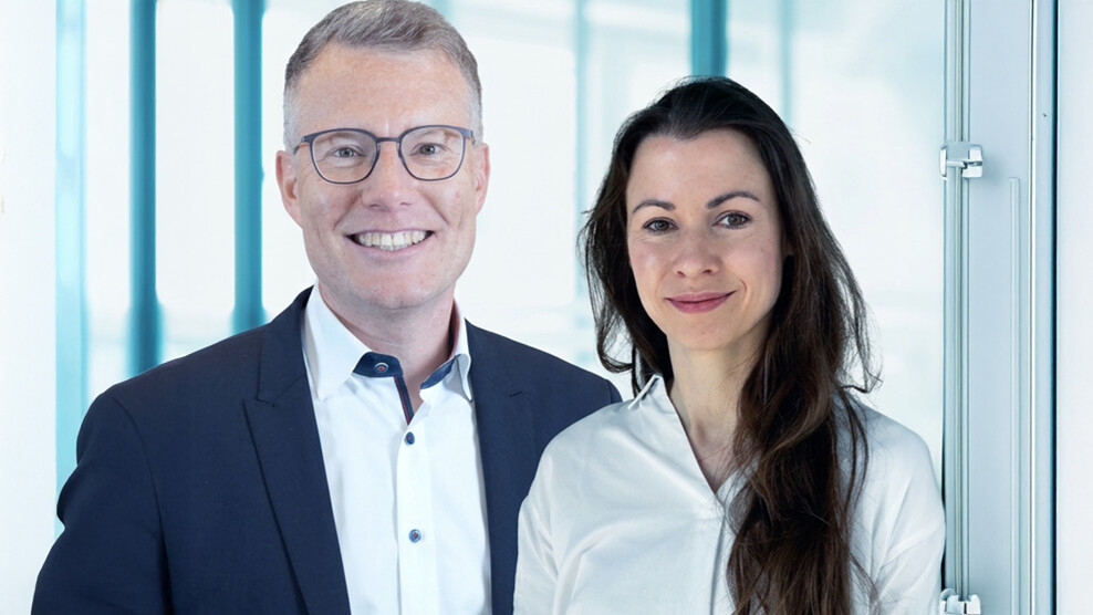 Hygiene experts Lennart Hans (left) and Romy Zacher will inform dental professionals about current international guidelines and provide practical insight into efficient and compliant hygiene processes.