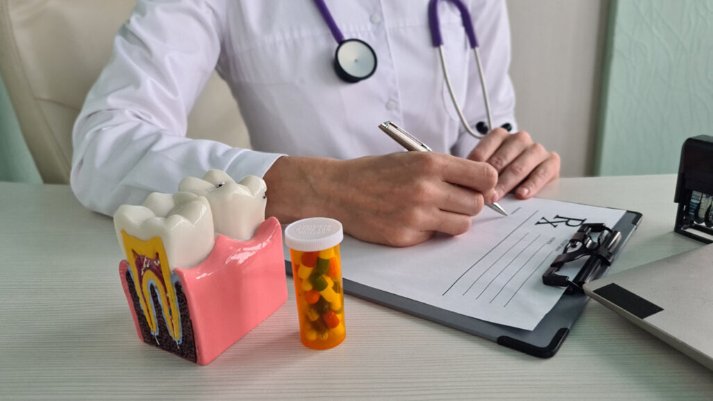 Un studiu constată necesitatea unor cercetări suplimentare privind terapia cu antibiotice în implantologia dentară