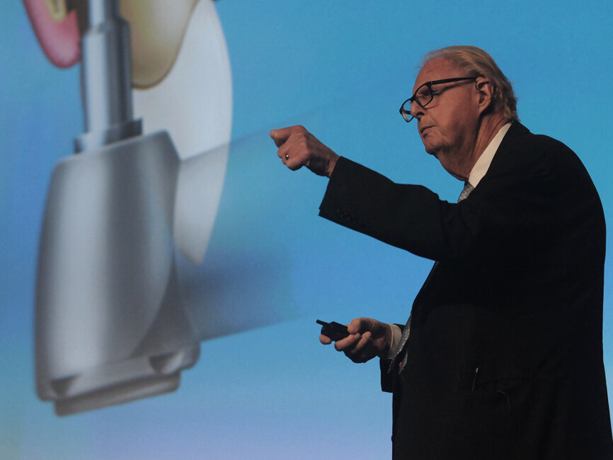 Jack Hahn, who created the Hahn Implants System, talked about placement of ‘Emergency Implants.’ (Photo: José Antonio Rosario for Dental Tribune)