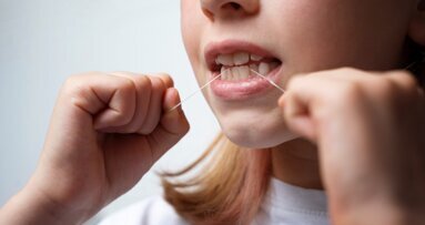 Skuteczność nitkowania i stosowania płynu w redukcji płytki nazębnej – najnowsze badania naukowe