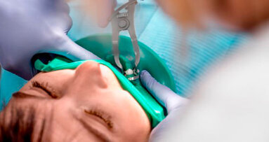 Dentista accusato per la morte di un paziente dopo aver cercato di estrarre 20 denti