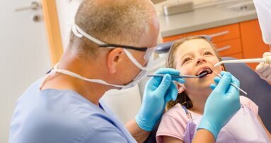 Rukavice přispívají ke kontaktním alergiím: narůstající problém ve stomatologii