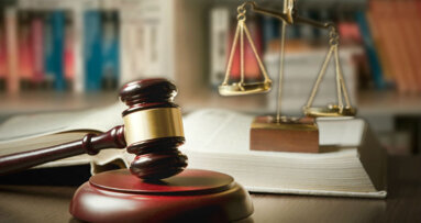 Non riesce a dimostrare di avere prescritto l’igiene orale di mantenimento: condannato il dentista