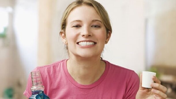 Τα στοματικά διαλύματα βελτιώνουν τη στοματική υγεία περισσότερο σε σχέση μόνο με το βούρτσισμα των δοντιών