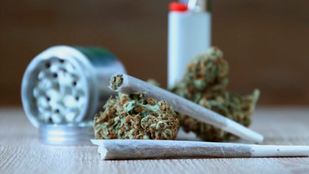 Uno studio collega marijuana e parodontite