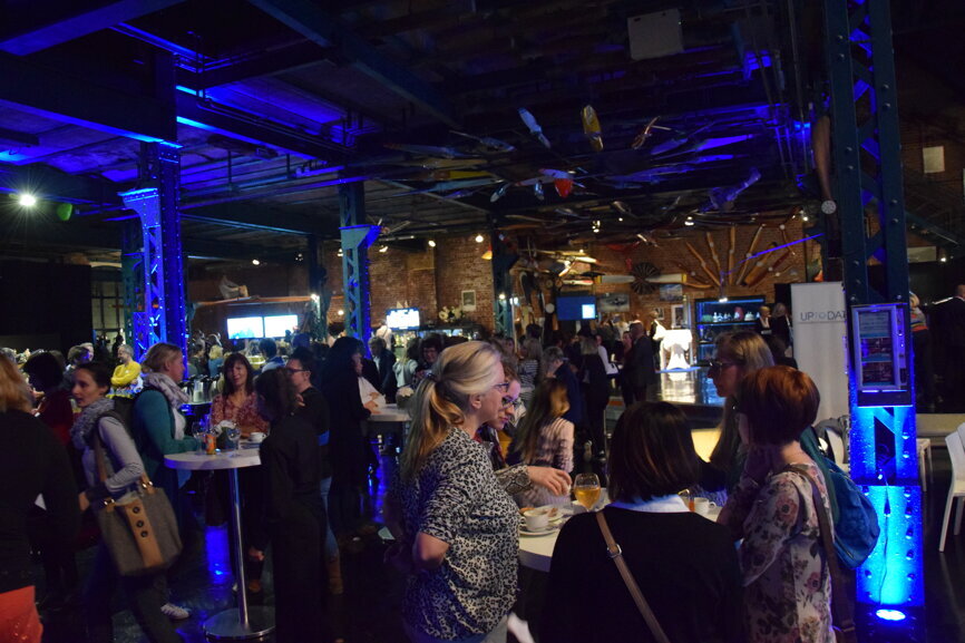 Im Anschluss an die Vorträge konnten sich die Fortbildungsteilnehmer bei Speisen und Getränken untereinander austauschen. (© DTI)