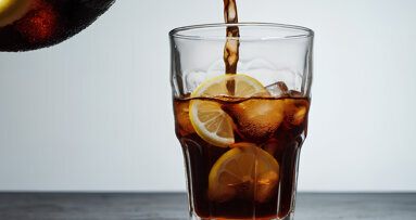 Stille Gefahr Softdrink: Zucker und Säure greifen Zahnschmelz an