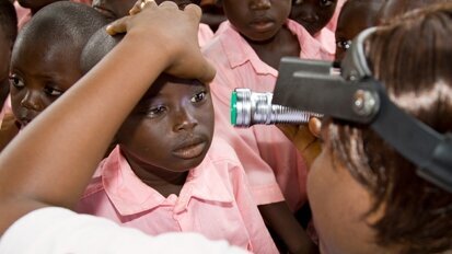 Les médecins-dentistes de la SSO et la Croix-Rouge suisse lancent un appel aux dons d’or dentaire et de bijoux