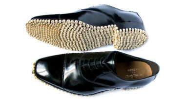 Due artisti progettano scarpe con una suola fatta di denti