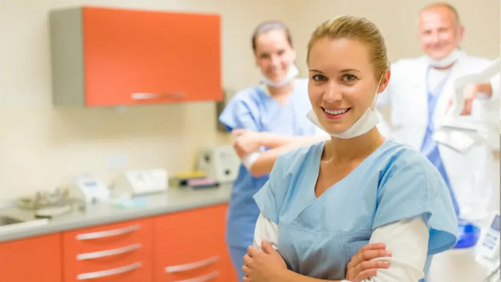 Maßnahmen zur Attraktivierung des Berufes der Zahnarztassistenz in Kraft