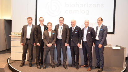 From left: Renè Willi, President Global Dental Surgical Group Henry Schein, Markus Stammen, Manging Director CAMLOG GER, Todd Strong, Chief Technology Officer, Michael Ludwig, CEO of CAMLOG GER, Holger Essig, Chief Marketing Officer, Martin Lugert, Managing Director Sales CAMLOG GER and Christian Rähle, Director Research and Development at the BioHorizons CAMLOG press conference. (Photograph: OEMUS MEDIA)