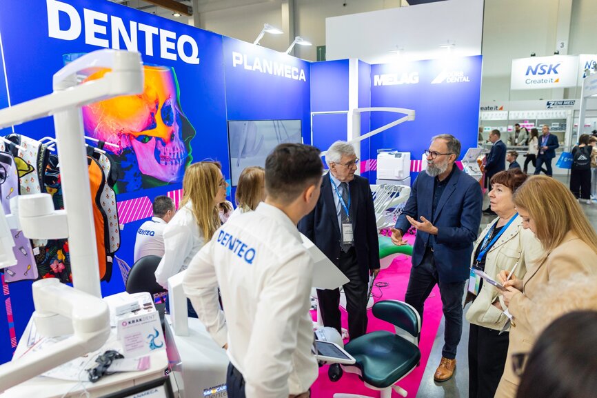 Strefa wystawców podczas KRAKDENT gromadzi producentów i dystrybutorów prezentujących najnowsze rozwiązania dla gabinetów stomatologicznych. (Zdjęcie: KRAKDENT)