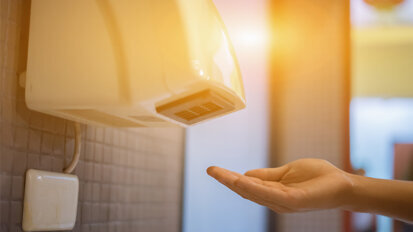 Studie: So verteilen Händetrockner Keime Studie: So verteilen Händetrockner Keime