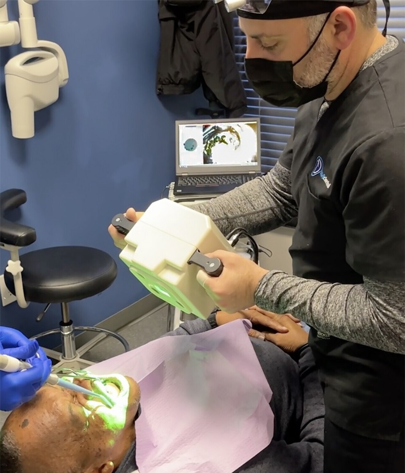 Fig. 2b: Photogrammetry. Extra-oral light source (iCam4D).