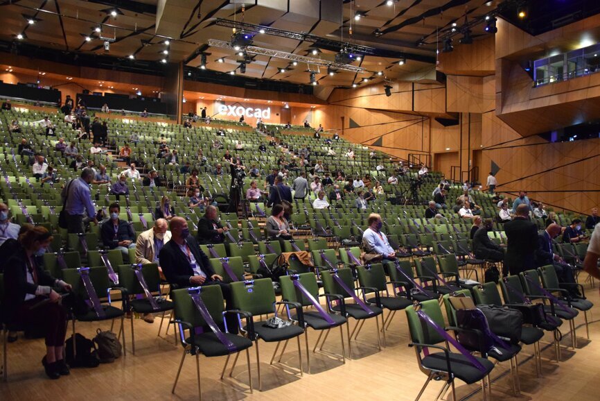 Almost 300 on-site participants settled into the big auditorium at darmstadtium whilst keeping a safe distance of 1.5 m. (Image: Dental Tribune International)