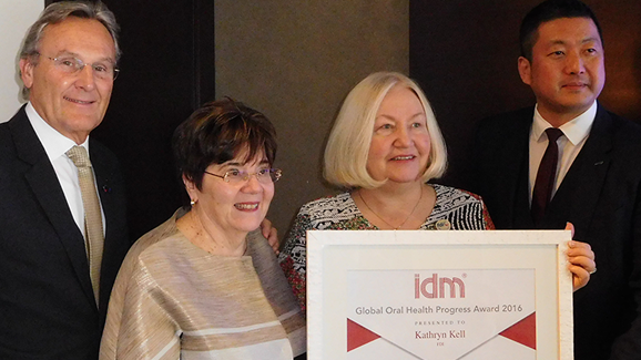 Künftige FDI-Präsidentin Dr. Kathryn Kell ausgezeichnet