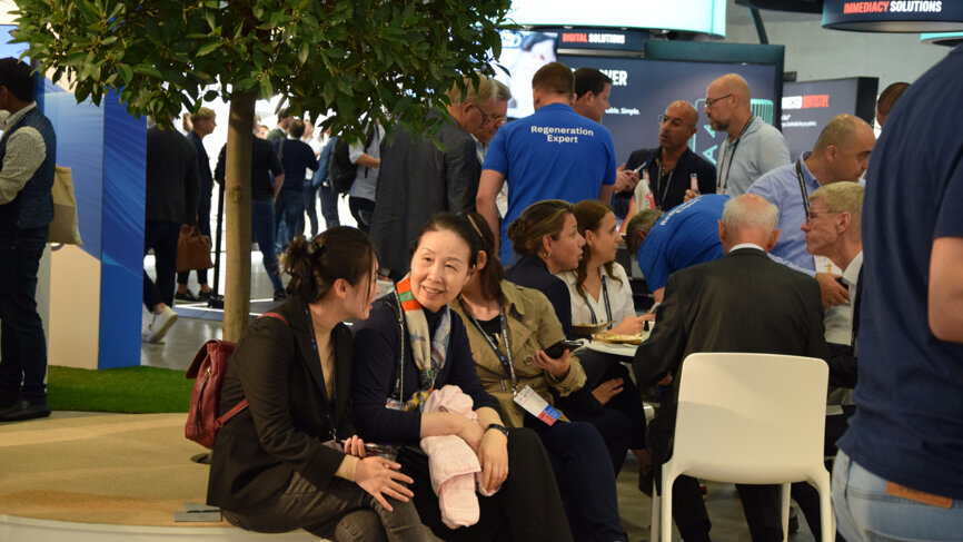 EAO attendees make the most of their time learning together in Berlin. 