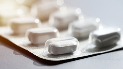 Antybiotykoterapia w implantologii: wezwanie do opracowania ustandaryzowanych wytycznych