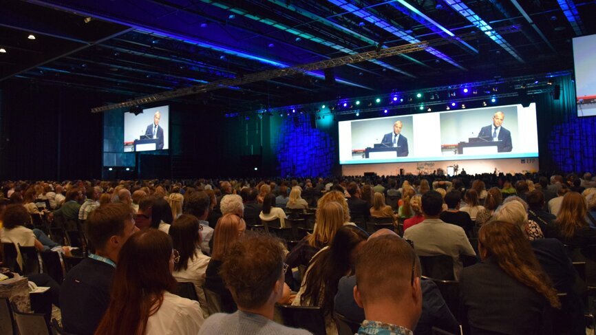 EFP president Prof. Andreas Stavropoulos welcomes attendees to the tenth edition of the EuroPerio congress. 