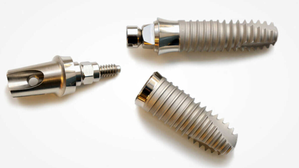 L'étude  compare les surfaces des implants dentaires usinés et sablés