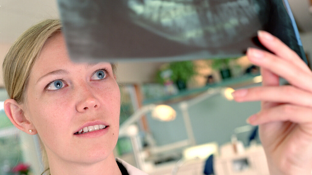 Inspectie wijst op verplichte bij- en nascholing radiologie in mondzorg