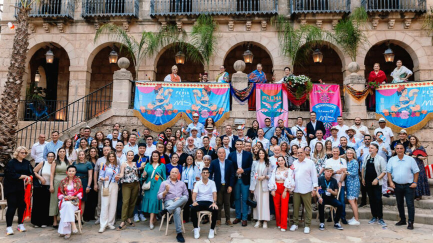 Group photo. Welcome reception.