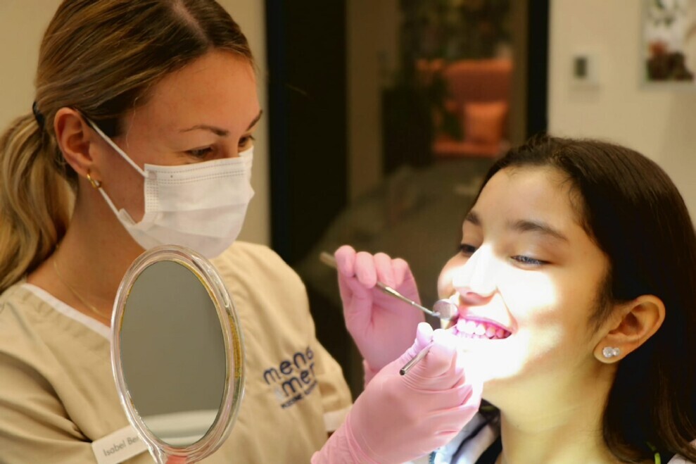 After biofilm disclosure, the motivation step starts. Assistant Isabel Berghöfer shows the patient how to improve oral hygiene at home. 