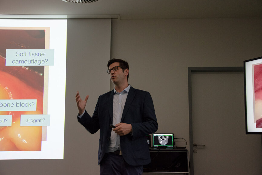 Mund-, Kiefer- und Gesichtschirurg Prof. Dr. Dr. Daniel Rothamel hält regelmäßig Vorträge auf nationalen und internationalen Kongressen und Fortbildungen. In Ratingen präsentierte er den Kursteilnehmern verschiedene Fallbeispiele und ließ sie selbst nach Lösungsansätzen suchen.